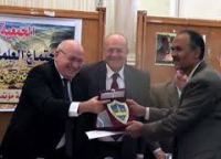 أستاذ علوم بنها يحصل علي ميدالية تقديريه من الجمعية العربية للتعدين والبترول