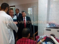 بالصور.. رئيس جامعة بنها يزور طالبا أصيب لقفزه من الشباك